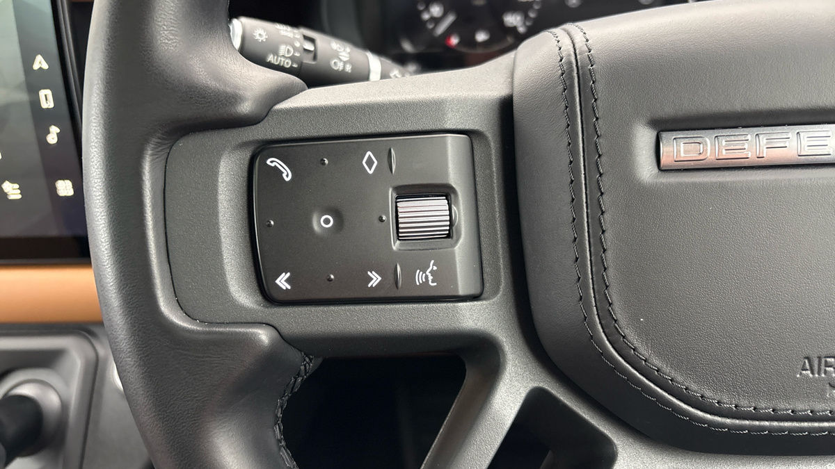 Land Rover Defender 110 Image 13