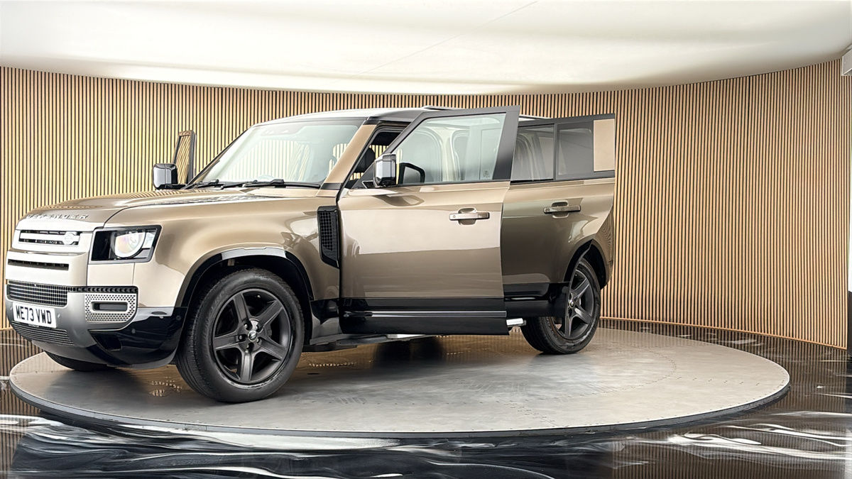 Land Rover Defender 110 Image 22