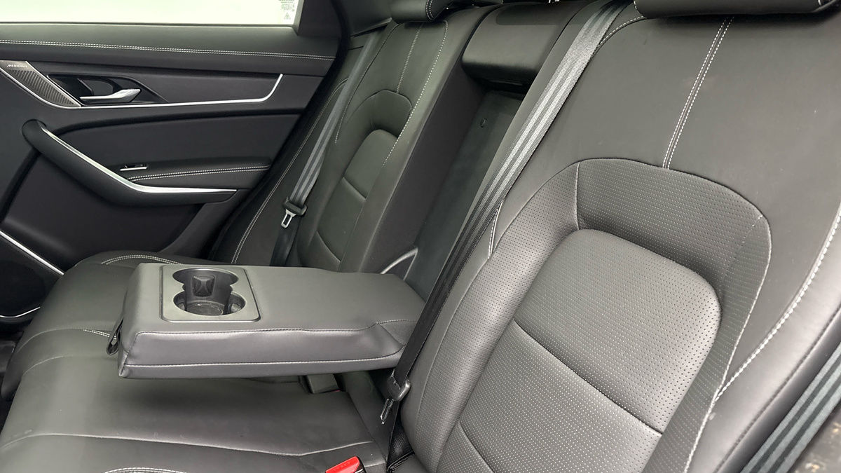 Jaguar F-PACE Image 9
