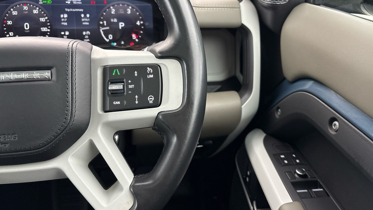 Land Rover Defender 90 Image 14