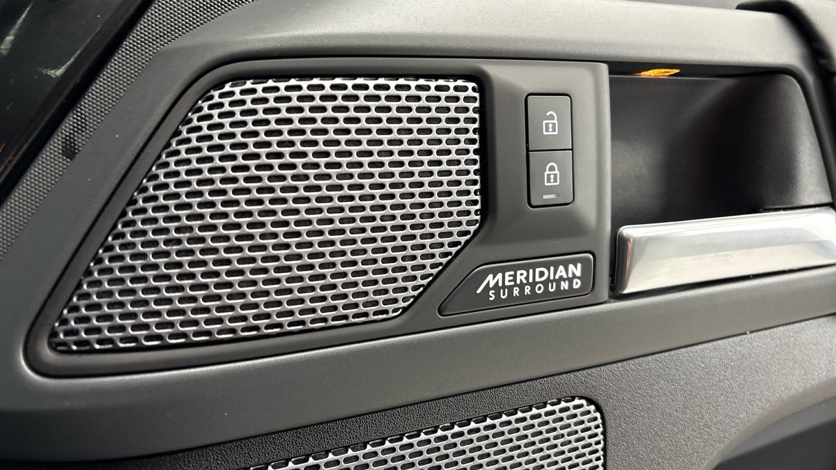Land Rover Defender 110 Image 26