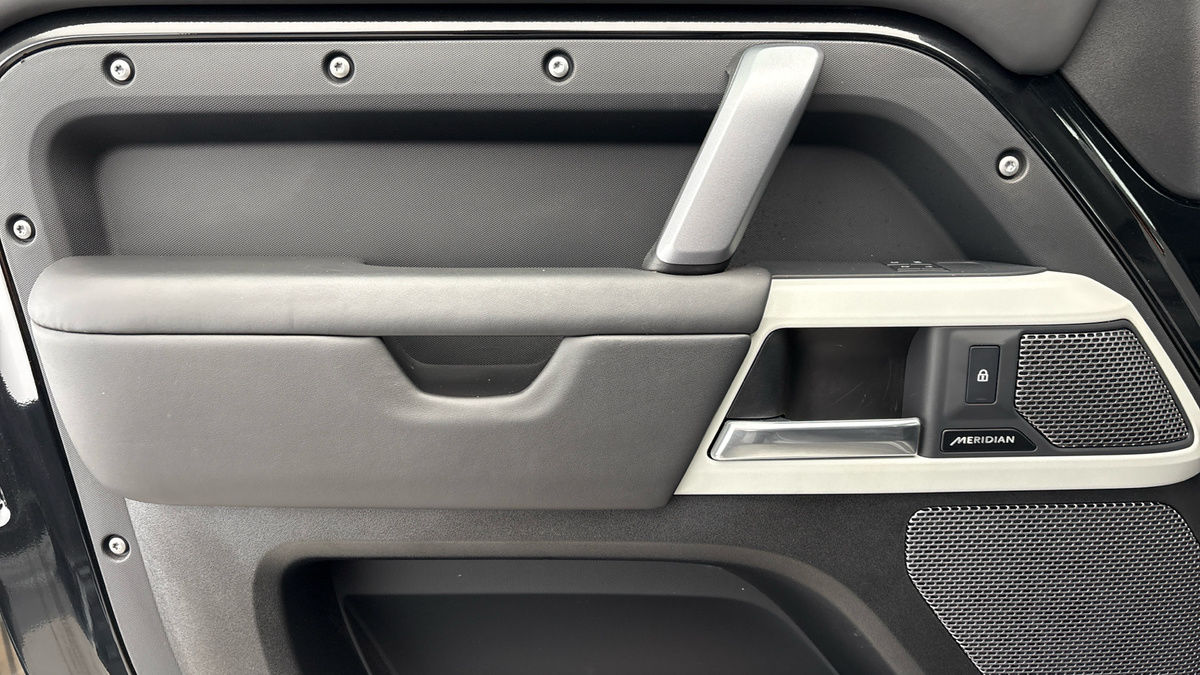 Land Rover Defender 110 Image 19