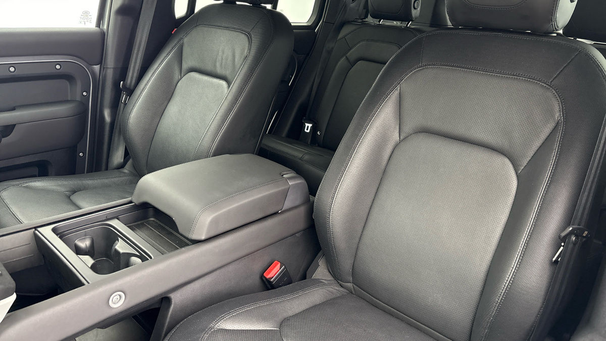 Land Rover Defender 110 Image 7