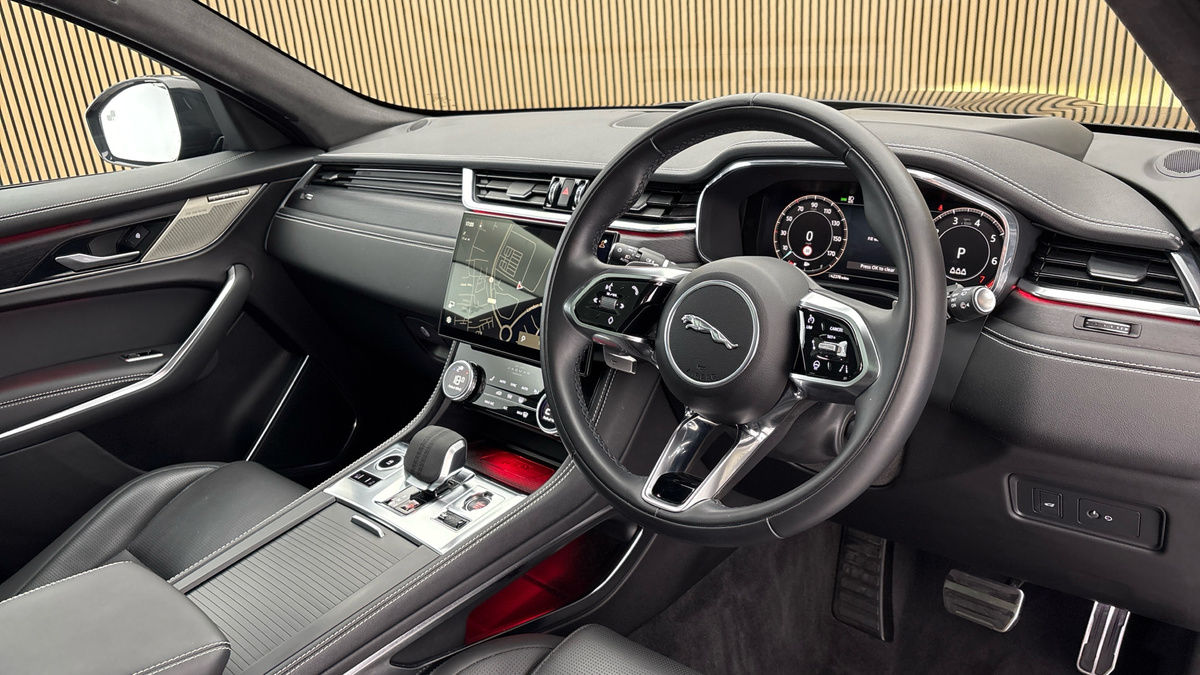 Jaguar F-PACE Image 5