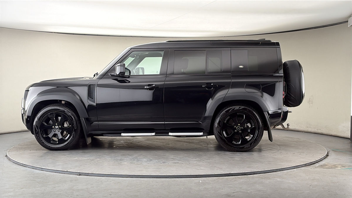 Land Rover Defender 110 Image 15