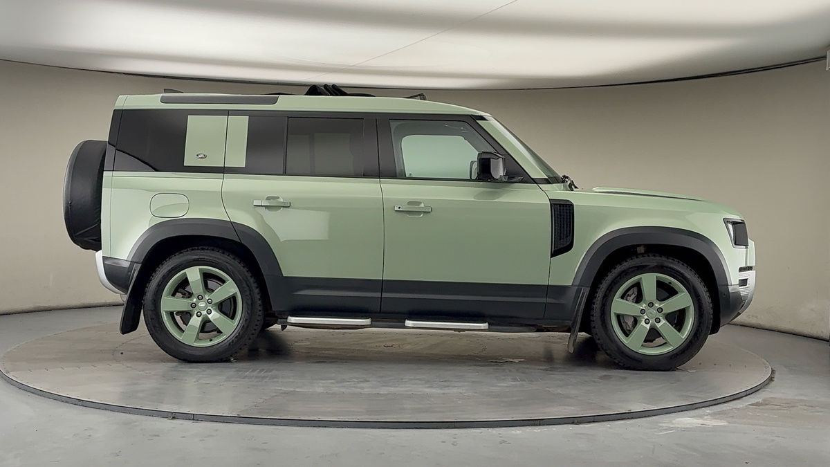 Land Rover Defender 110 Image 16