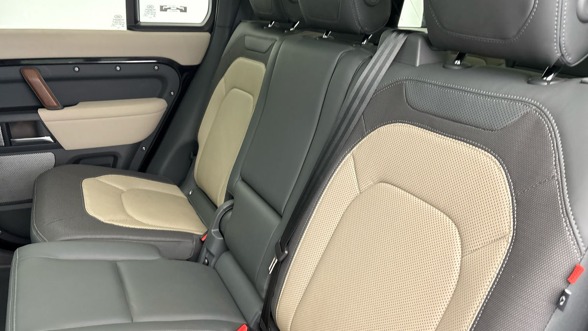 Land Rover Defender 130 Image 8