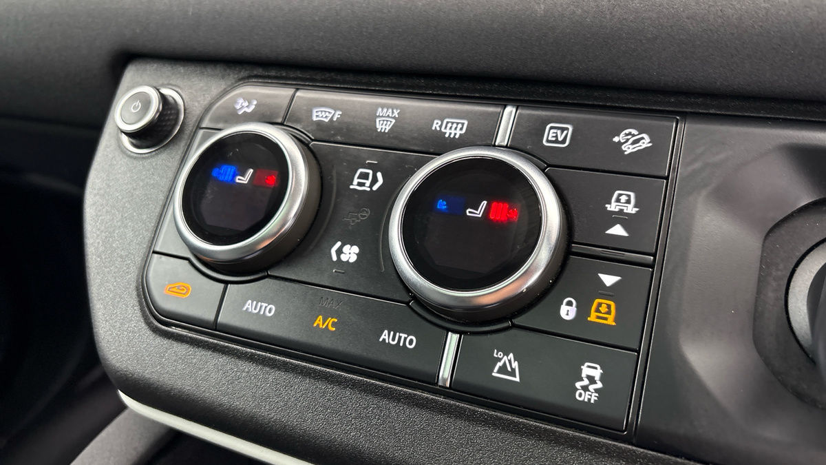 Land Rover Defender 110 Image 32