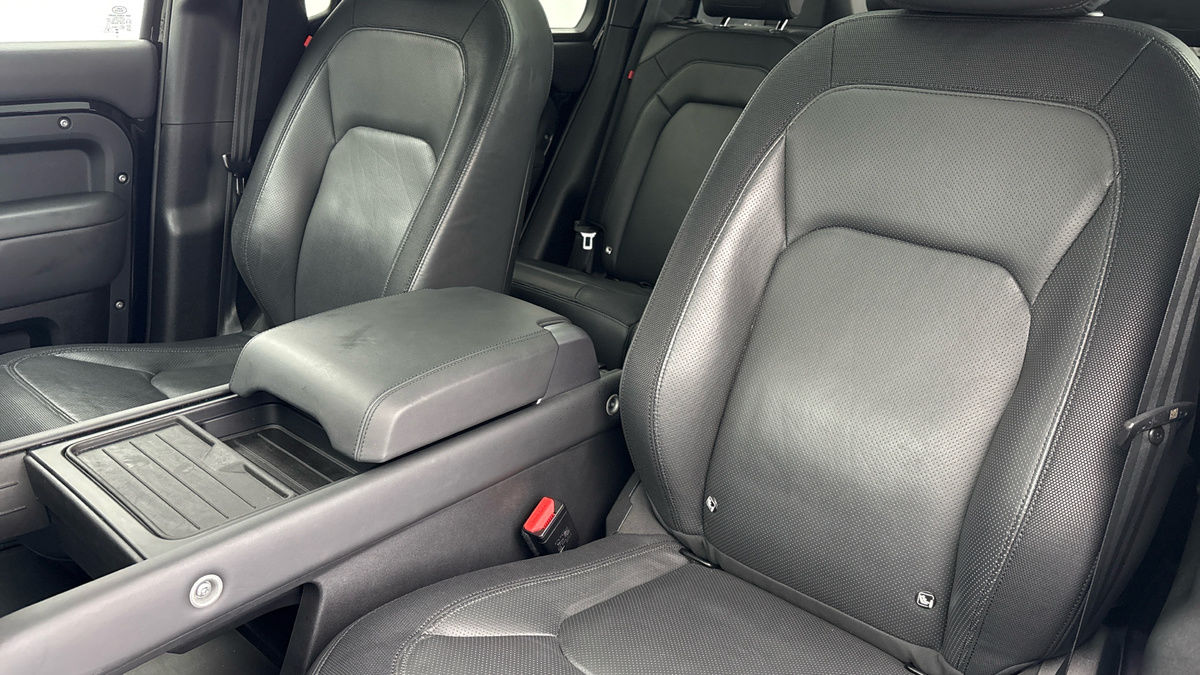 Land Rover Defender 110 Image 7