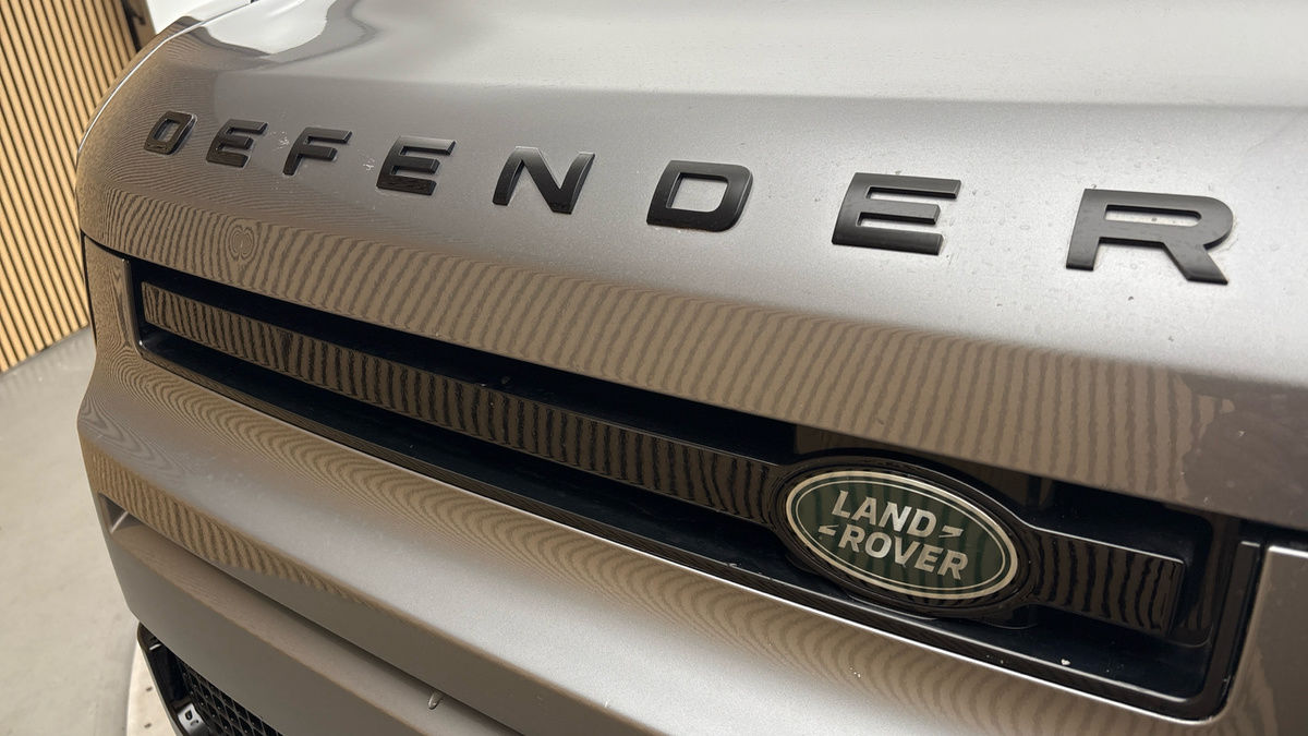 Land Rover Defender 110 Image 24