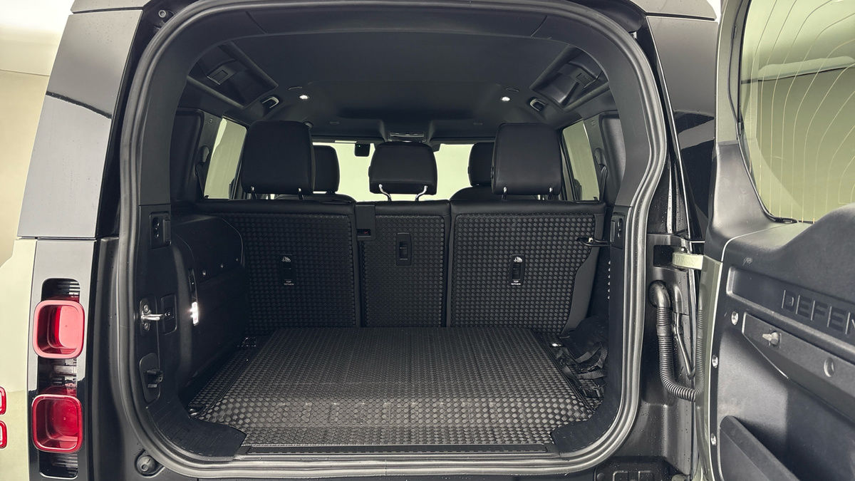 Land Rover Defender 110 Image 11
