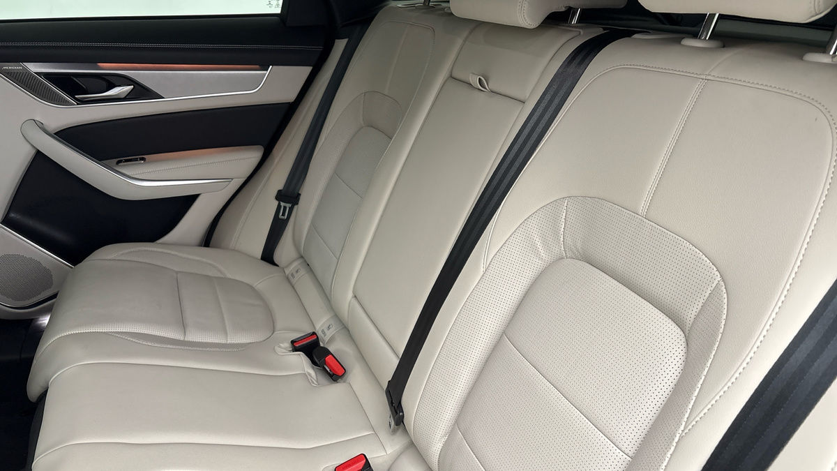 Jaguar F-PACE Image 8