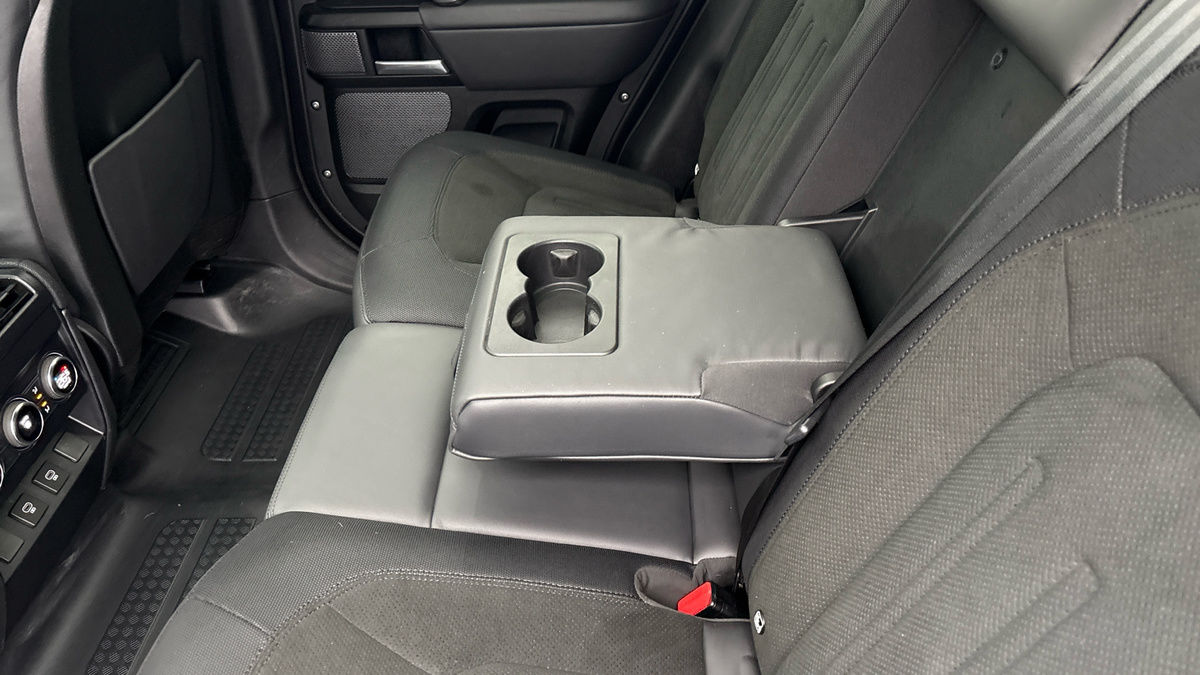 Land Rover Defender 110 Image 9