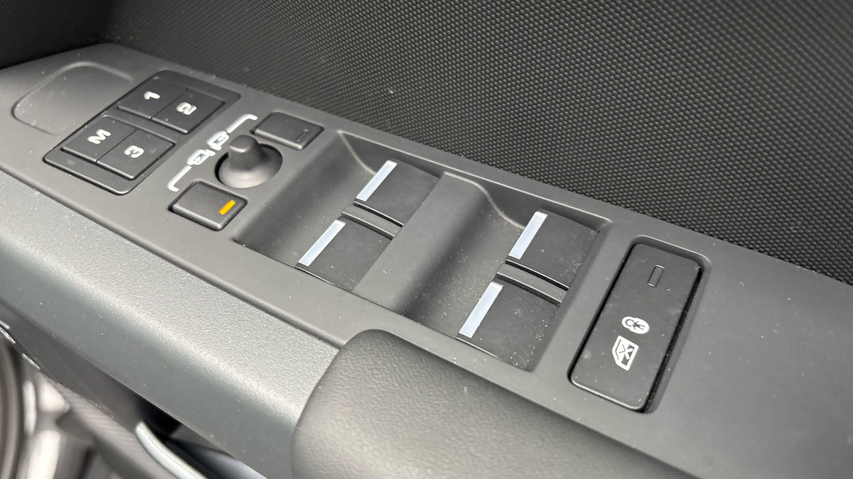 Land Rover Defender 110 Image 28