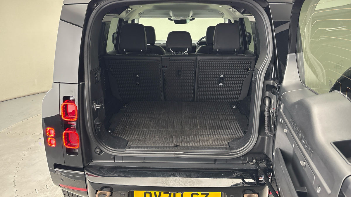 Land Rover Defender 110 Image 11