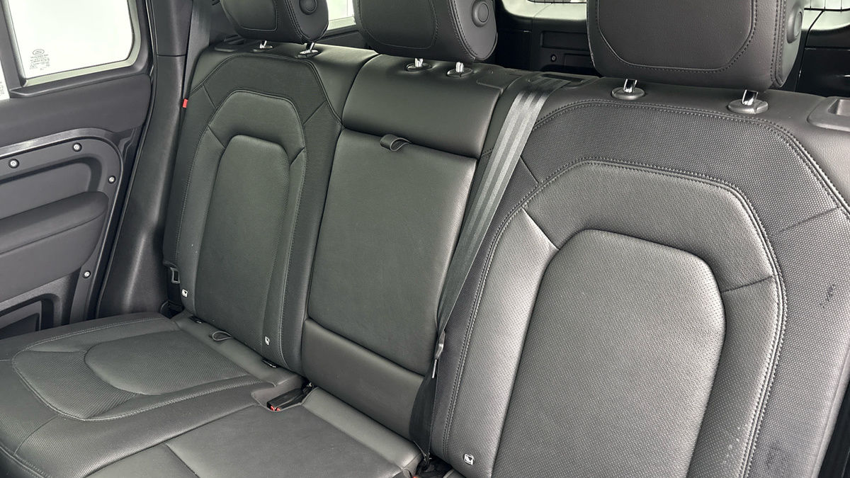 Land Rover Defender 110 Image 8