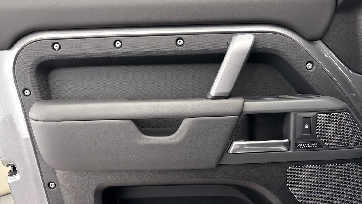 Land Rover Defender 110 Urban Image 19