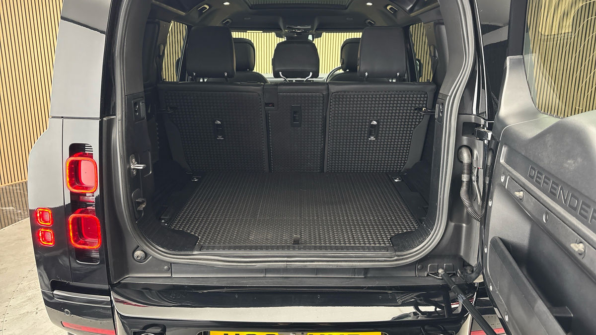 Land Rover Defender 110 Image 11