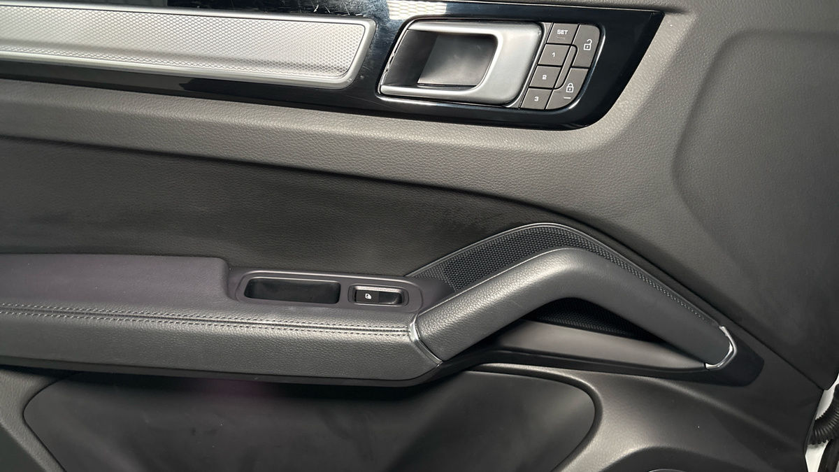 Porsche Cayenne Image 19