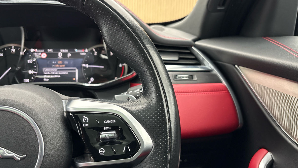 Jaguar F-PACE Image 14