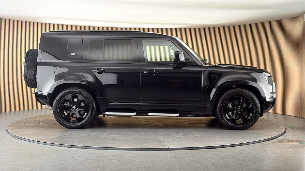 Land Rover Defender 110 Image 16