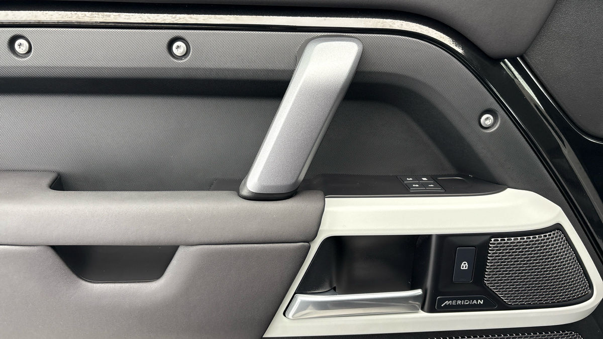 Land Rover Defender 110 Image 19