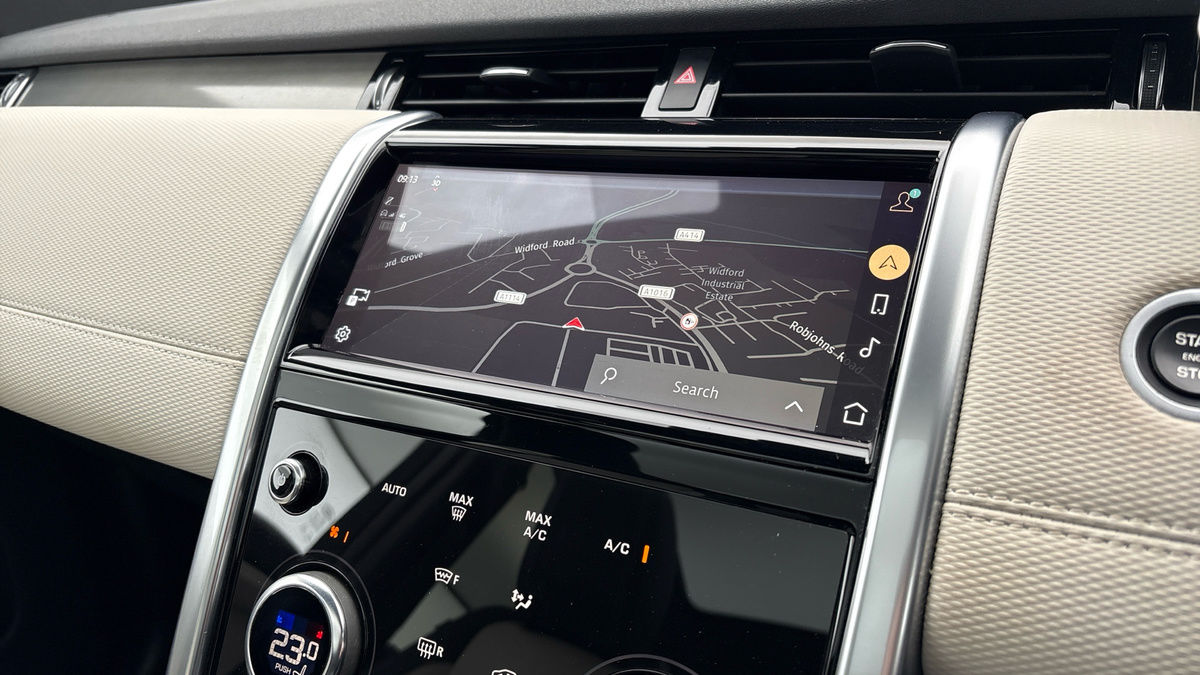 Land Rover Discovery Sport Image 17