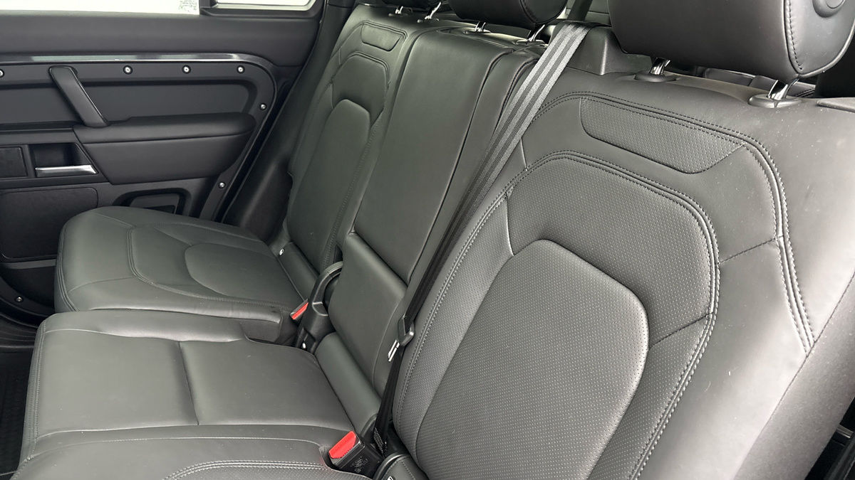 Land Rover Defender 110 Image 8