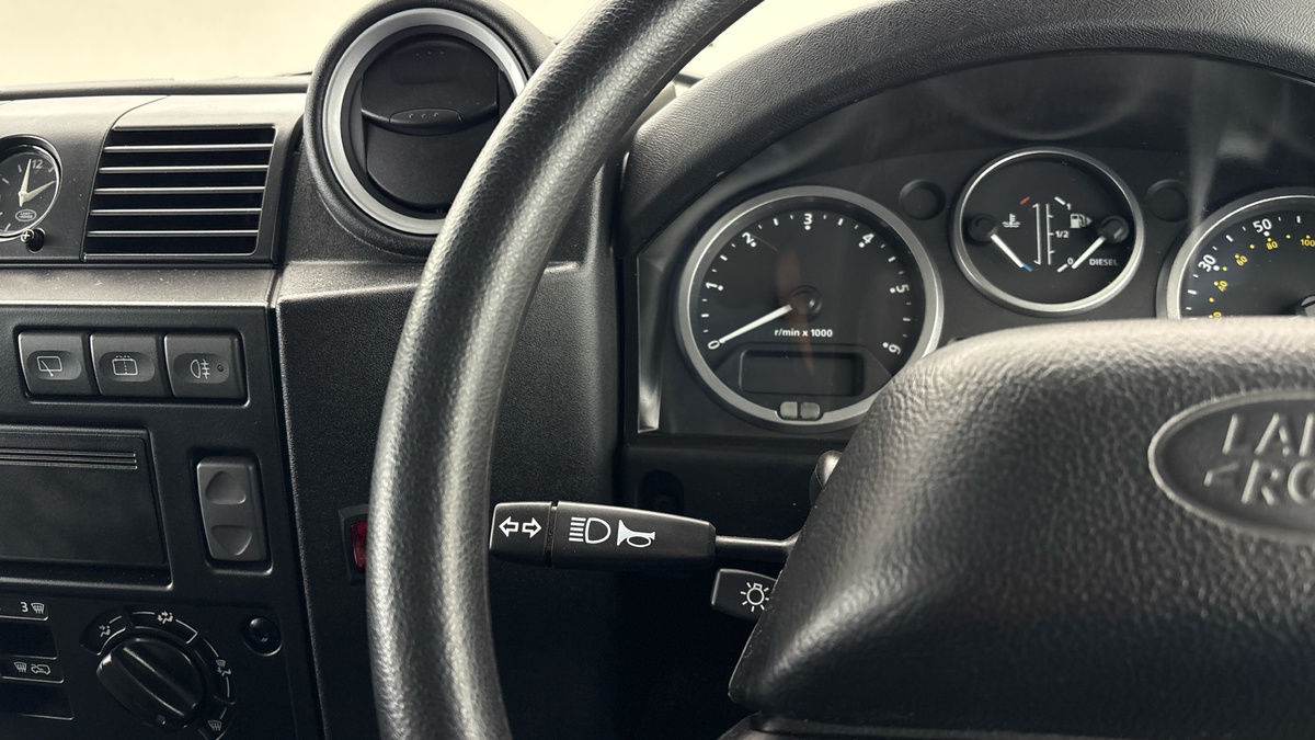 Land Rover Defender 110 Image 13