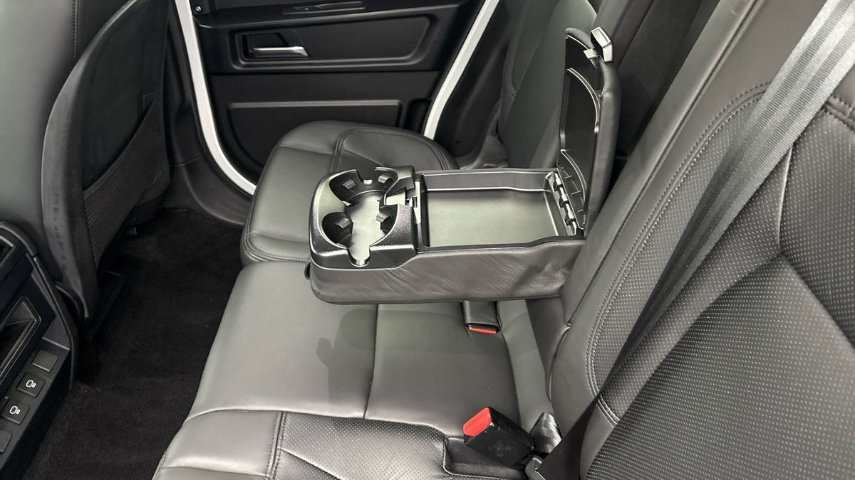 Land Rover Defender 110 Image 9