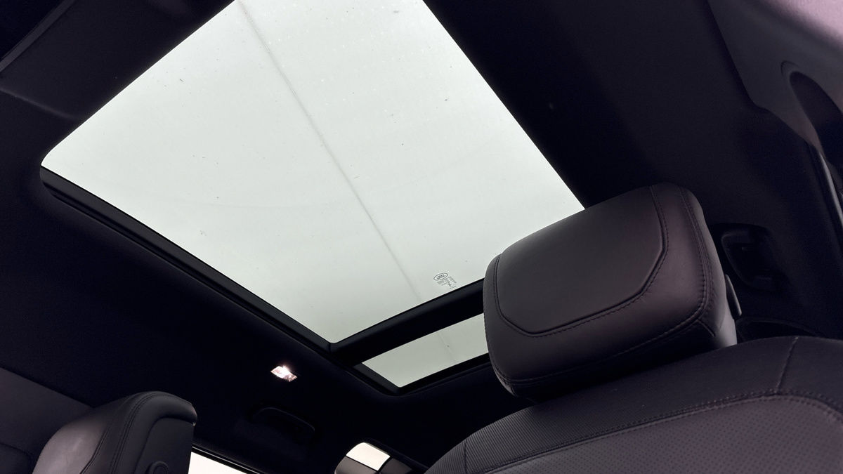 Land Rover Defender 110 Image 6