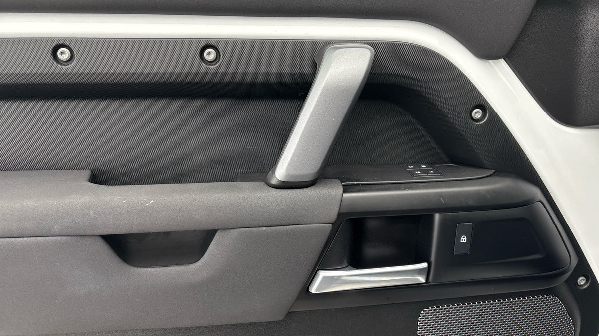 Land Rover Defender 110 Image 19