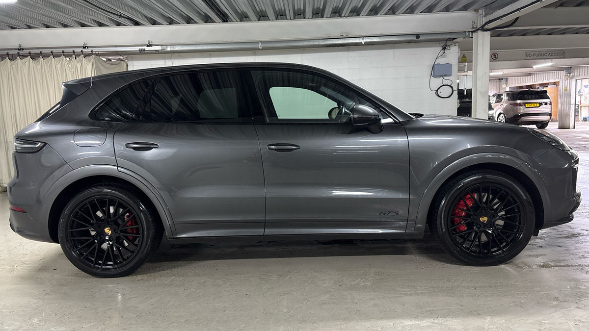 Porsche Cayenne Image 16
