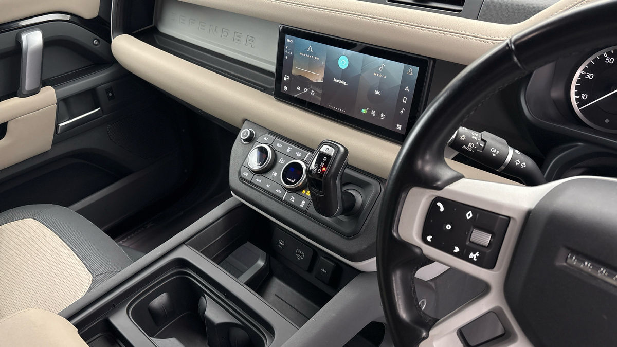 Land Rover Defender 110 Image 18