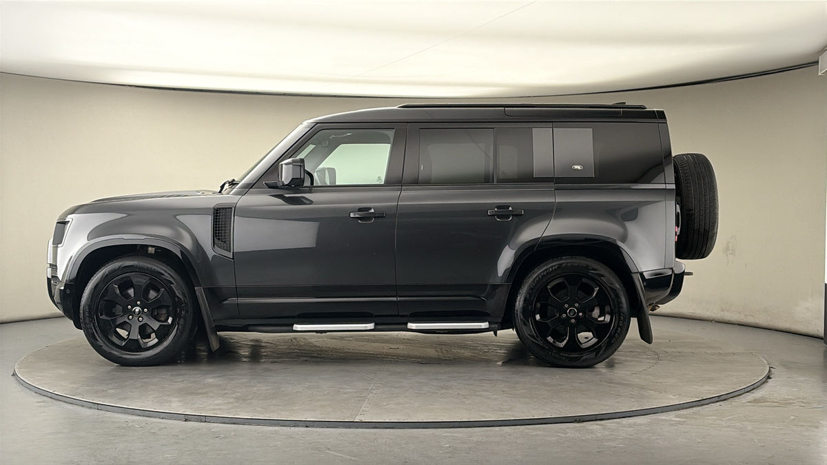 Land Rover Defender 110 Image 15