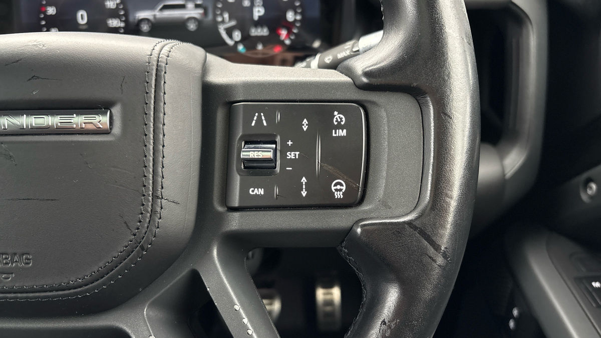 Land Rover Defender 110 Image 14