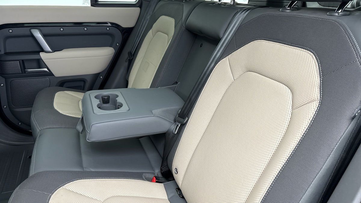 Land Rover Defender 110 Image 9