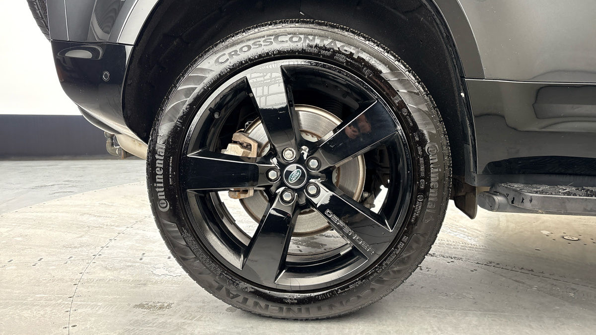 Land Rover Defender 110 Image 10