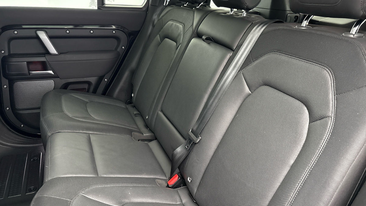 Land Rover Defender 110 Image 8