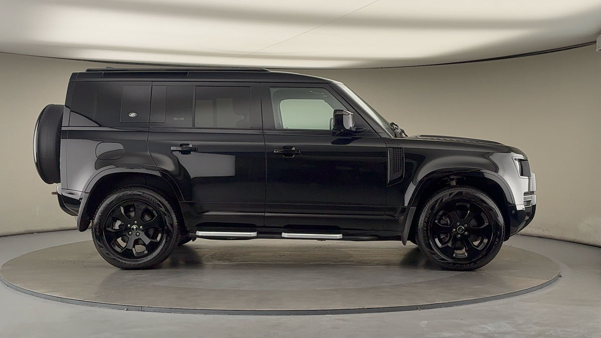 Land Rover Defender 110 Image 16
