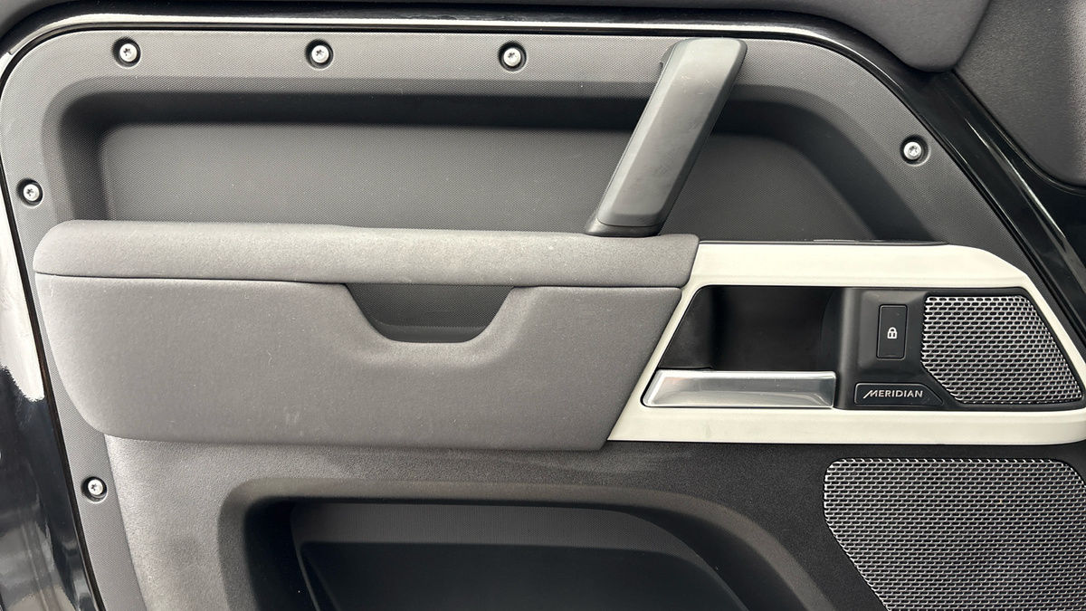 Land Rover Defender 110 Image 19