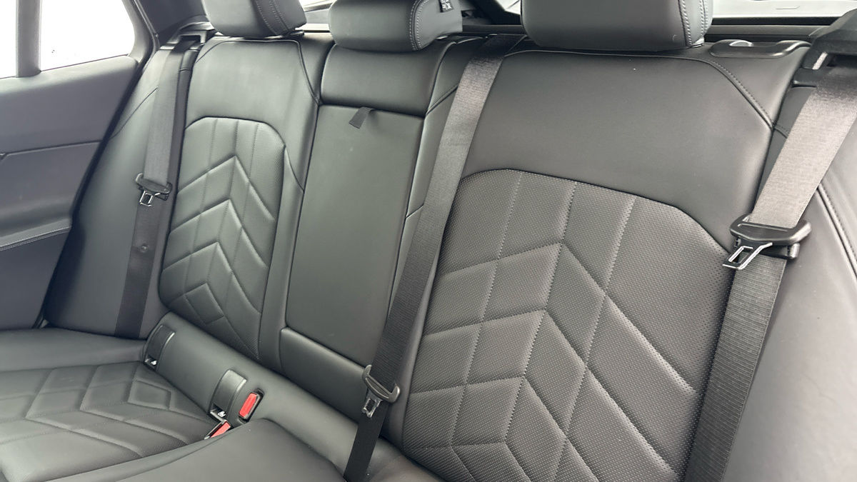 BMW 5 Series Image 8