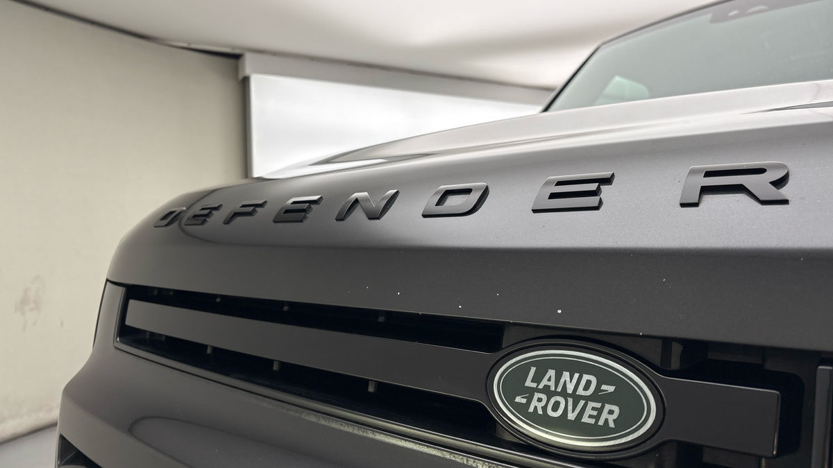 Land Rover Defender 110 Image 24