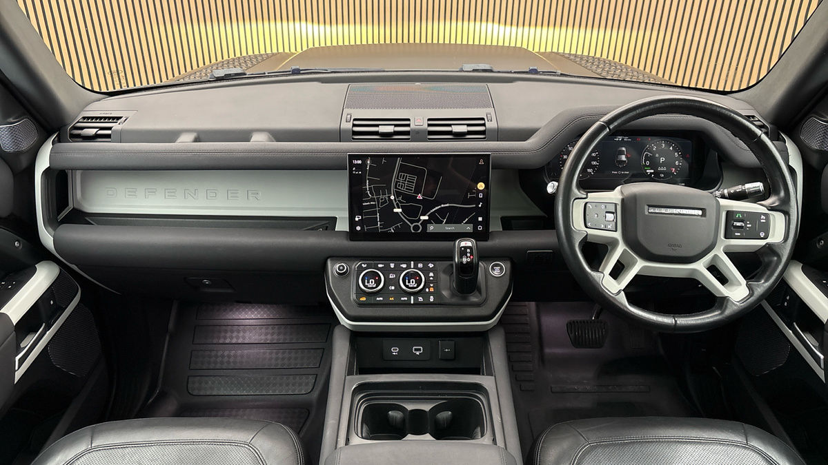 Land Rover Defender 110 Image 12