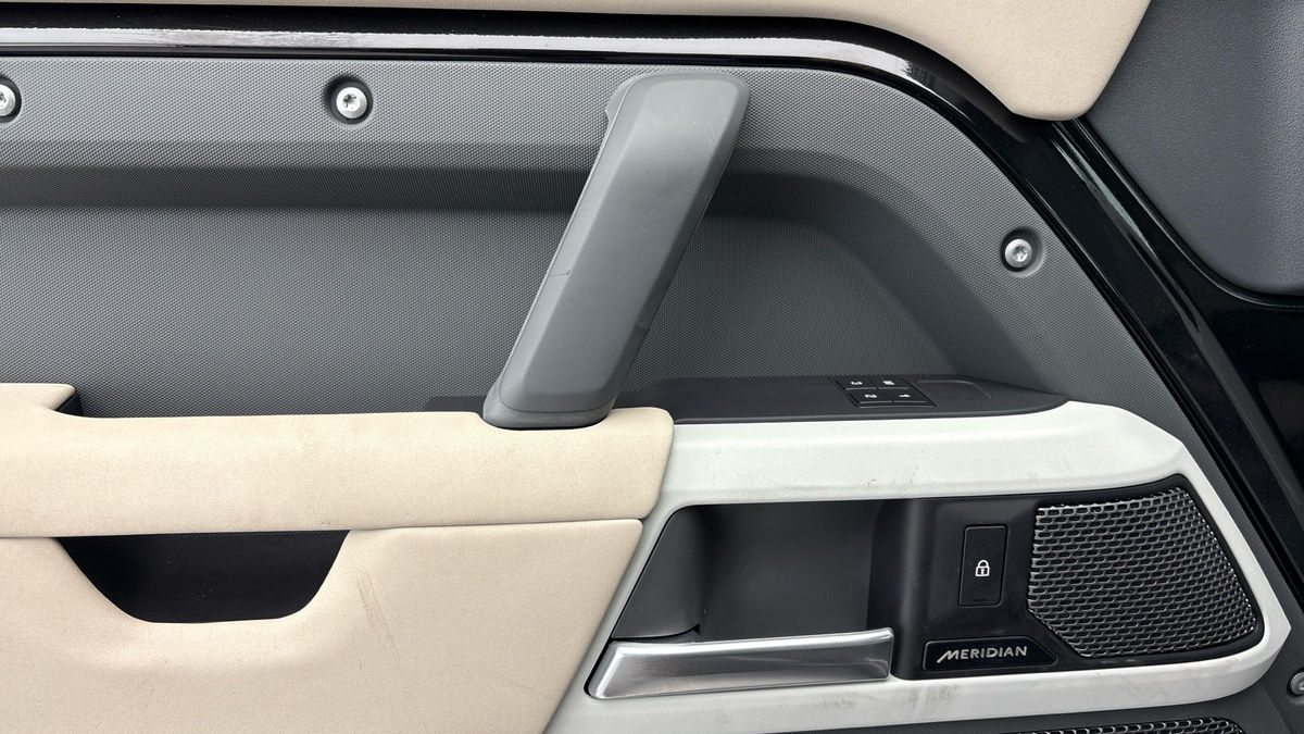 Land Rover Defender 110 Image 19