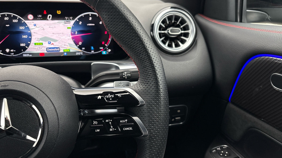 Mercedes-Benz GLB Image 14