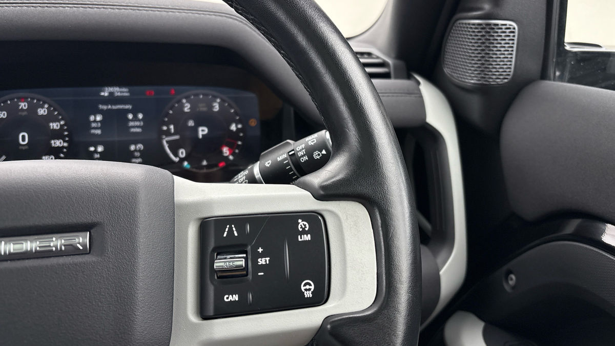 Land Rover Defender 110 Image 14