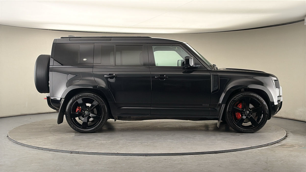 Land Rover Defender 110 Image 16