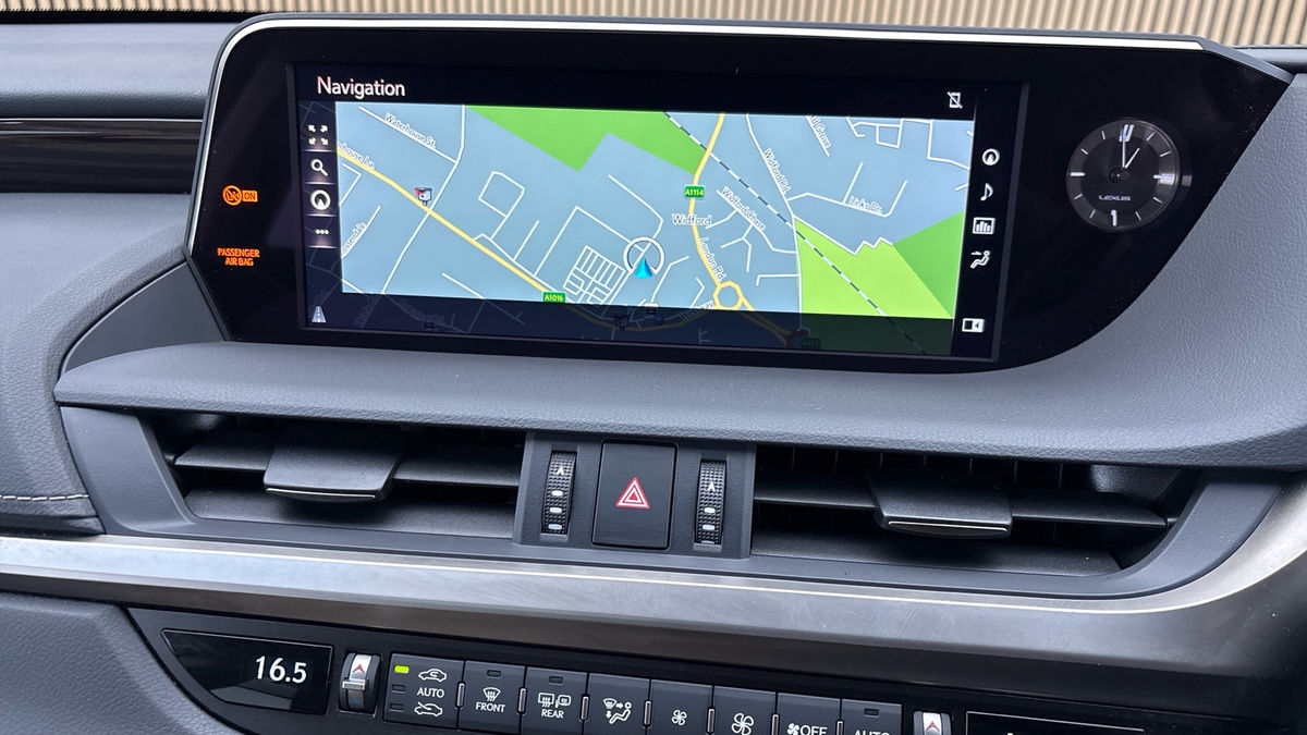 Lexus ES Image 17