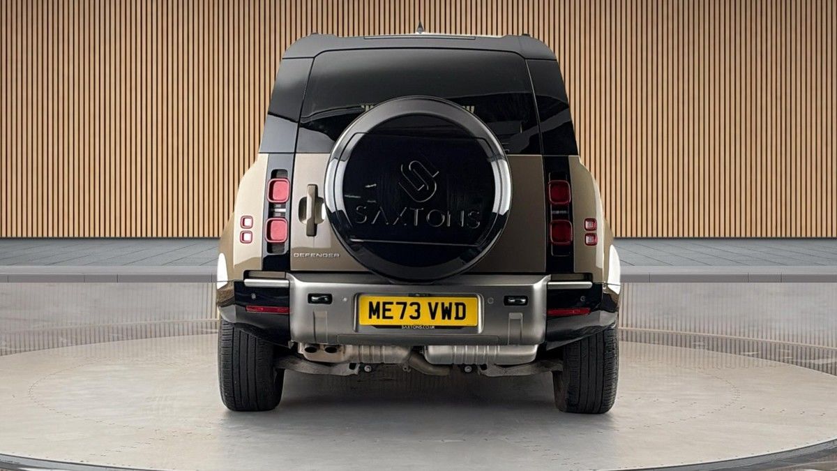 Land Rover Defender 110 Image 4